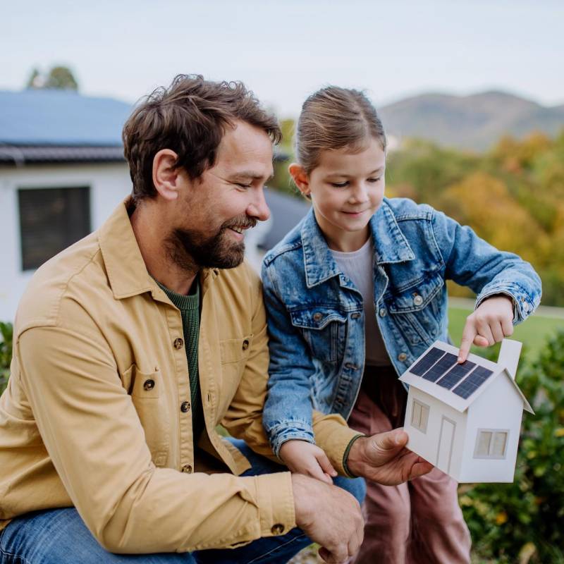 solarfive_father-daughter_photovoltaik_house solarfive_father-daughter_photovoltaik_house